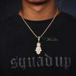 Pendentif main Hamsa Hip Hop en argent 925 avec couronne en moissanite, plaqué or 18 carats et rhodium, unisexe, cadeau de luxe - Product Image 2