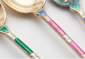 Juego de cucharas metálicas con diseño floral, mangos coloridos y motivos de margaritas en estuche de terciopelo para un uso elegante en la mesa. - Product Image 2