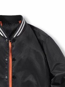 Chaqueta universitaria de béisbol de satén personalizada para equipo de fútbol americano, modelo Bomber, con ribete blanco, venta al por mayor, totalmente personalizable, corte regular - Product Image 5