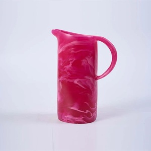 Carafe à boisson élégante en résine faite à la main pour servir l'eau et les jus, présentation décorative et présentation de table moderne pour l'hôtellerie - Product Image 2