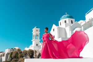 ชุดเดรสยาวสีชมพูบานเย็นสดใส แบบเปิดไหล่ แขนยาว เหมาะสำหรับใส่ไปพักผ่อน มีรอยผ่าสูงและชายกระโปรงยาวพลิ้ว - Product Image 3