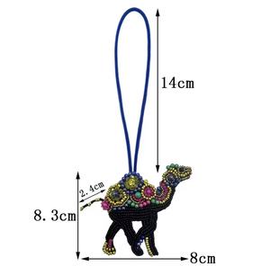 พวงกุญแจห้อยข้อมือแบบวินเทจประดับเพชรหลากสีสัน ตัวอักษรภาษาอังกฤษ ทำมือ แบรนด์ Camel - Product Image 2