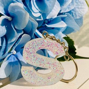 Llavero de Resina Hecho a Mano con Diseño de Letra Personalizada, Elegante Adorno para Bolsa y Llavero, Regalo para Amigos - Product Image 5