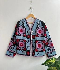 Veste en velours brodée Suzani, veste en coton Suzani, veste en tissu velours pour femme, manteau Suzani disponible au prix de gros pour l'exportation - Product Image 3