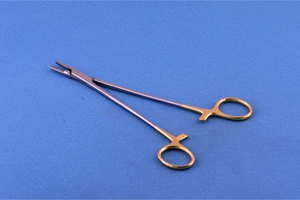 Portaagujas MayoMed TC RYDER-VASCULAR de Alta Calidad con Insertos de Carburo de Tungsteno y Anillos Dorados, Pinzas de Bloqueo de Acero Alemán - Product Image 3
