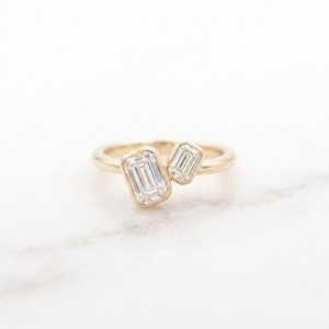 Bague en or massif 10K 4K 18K avec diamant de laboratoire Toi et Moi taille émeraude, sertie clos, minimaliste, deux pierres, bijoux de mariage - Product Image 1
