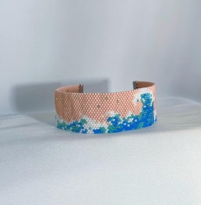 สร้อยข้อมือลูกปัดทำมือลายคลื่น ดีไซน์สวยเก๋ทันสมัย สีชมพู สีฟ้า สีขาว - Product Image 1
