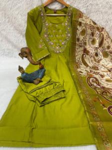Conjunto de Kurti de Seda Marina Premium Bordado en Verde, de Secado Rápido, Diseño Floral, Corte Regular, para Mujer, Estilo Indio-Pakistaní - Product Image 2