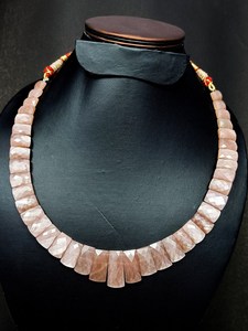 Collar de piedra lunar de melocotón natural, collar elegante hecho a mano para mujer, joyería de piedra lunar, accesorio de moda, venta al por mayor. - Product Image 1