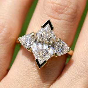 Bague de fiançailles à trois pierres en diamant de laboratoire, taille hexagonale et taille triligne, sertie à griffes, certifiée IGI, plaqué or 14K, tendance, pour mariée - Product Image 1