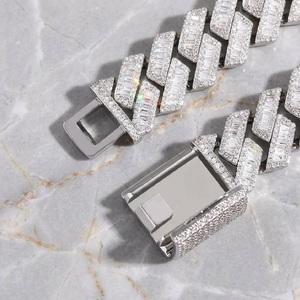 Collier chaîne cubaine en argent sterling 925 avec diamants Moissanite VVS pour un style clubbing et un usage cadeau. - Product Image 3