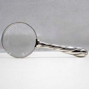 Loupe moderne en métal pour lire les journaux, les livres et comme accessoire de bureau décoratif - Product Image 1