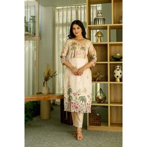 Ensemble de costume en viscose et soie d'Assam brodé pour femmes, avec haut et bas ornés de perles - Product Image 2