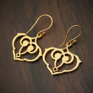 Pendientes colgantes florales huecos chapados en oro de 18 quilates para mujer, pendientes colgantes elegantes y ligeros, joyería - Regalo para ella - Product Image 1