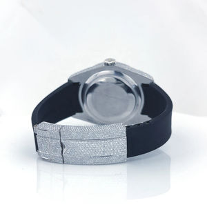 Montre personnalisée avec cadran noir époustouflant, demi-sertie de diamants Moissanite ronds, cadran et chiffres classiques avec date, dotée de diamants - Product Image 4