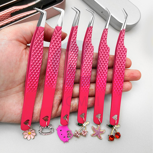 Pince à épiler pour extensions de cils avec breloques cœur, antidérapante, prise parfaite, pointes lisses, en acier inoxydable, anti-magnétique - Product Image 1