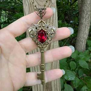 Pendentif Clé de Princesse en Pierre Naturelle Rouge Plaqué Or, Bijou Vintage Fantaisie pour Fiançailles, Cadeau Spécial pour Occasions Spéciales - Product Image 2