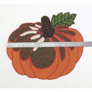 Magnifique set de table perlé en forme de citrouille, fait main, avec perles de verre, pour la décoration de table de Thanksgiving, de la récolte et de l'automne, design orange et marron - Product Image 3