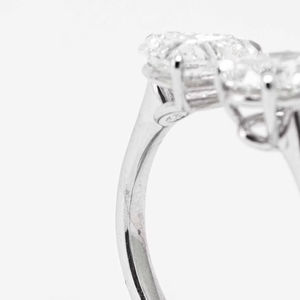 Anillo de Compromiso de Lujo en Oro Blanco de 14K con Diamantes Cultivados en Laboratorio de 2ct en Forma de Corazón y Ovalados en un Elegante y Moderno Diseño Bypass - Product Image 6