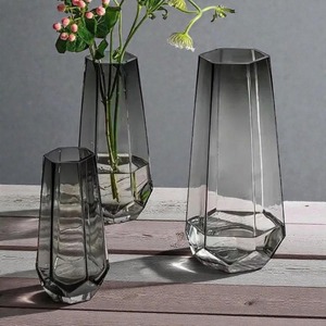 Vase en verre décoratif de style artisanal écologique pour l'affichage de fleurs, décoration intérieure, cadeau et utilisation pour les occasions, disponible à la vente - Product Image 6