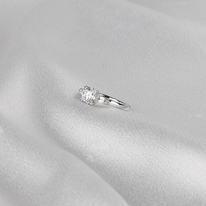 แหวนเพชรเพาะเลี้ยง 1.20 กะรัต D VVS2 รับรองโดย IGI ทรงสามเม็ด รูปทรงกลมเจียระไนแบบ Ideal Cut ด้านข้างทรง Trapezoid ทองคำขาว 18K สำหรับหมั้น - Product Image 1