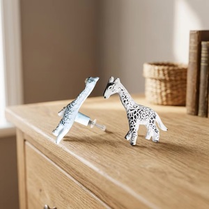 Bouton de tiroir en résine blanche en forme de girafe, facile à installer, pour commode et armoire - Product Image 1