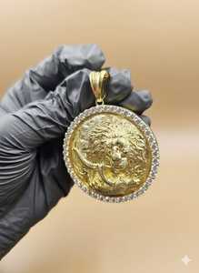 Colgante de Moneda Estilo Hip Hop con Diseño de León, Plata de Ley 925 Bañada en Oro, Colgante Iced-Out Bling para Rapper, Colgante de Moissanita VVS - Product Image 2