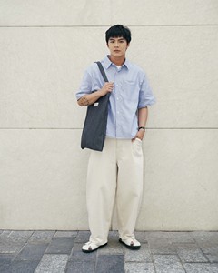 เสื้อเชิ้ตเดรสผู้ชายแขนสั้นทรงบ็อกซี่ ผ้าคอตตอนถัก 100% ระบายอากาศได้ดี สไตล์ลำลอง ธุรกิจ  สำหรับฤดูใบไม้ร่วง สีคอฟฟี่ไลน์  รับตัดเย็บตามแบบ - Product Image 3