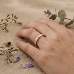 Bague éternité en or 18 carats avec diamants taille émeraude et baguettes, alliance de mariage entièrement pavée, bague empilable, bijoux minimalistes - Product Image 4