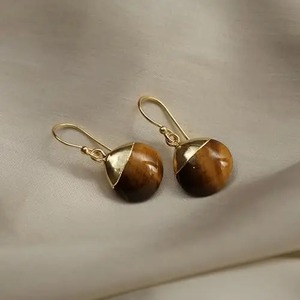 Boucles d'oreilles pendantes en œil de tigre plaqué or, forme goutte, bijoux pierre de naissance de novembre avec crochets plaqués or 8-10mm, cadeau pour elle - Product Image 1