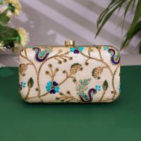 Pochette de mariée élégante rose paon texturée effet croco brodée, pochette rigide texturée pour fêtes et mariages, sac à main pour femme