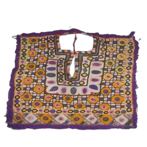 Últimas Blusas y Vestidos de Moda Banjara con Bordado Étnico Baloch Ne Yoke, Apliques, Trabajo de Espejo y Encaje, en Tela de Algodón - Product Image 1