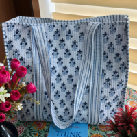 Sac fourre-tout matelassé en coton multicolore avec bandoulière, fermeture ouverte, motif floral, lavable, sac de voyage à la mode avec poche