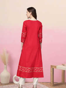 Kurta Anarkali Roja de Algodón con Estampado Floral para Mujer, con Cuello en V y Mangas Tres Cuartos, Diseñada para Uso Casual Étnico Global - Product Image 2