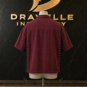 Chemise Y2K gothique en dentelle bordeaux pour homme, coupe oversize et carrée, manches courtes, avec empiècements latéraux, style streetwear, boutonnée, décontractée et audacieuse, vente en gros - Product Image 2