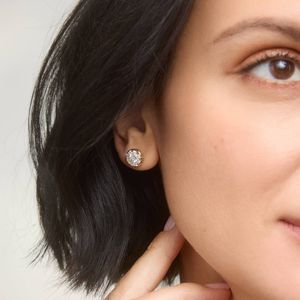 Boucles d'oreilles classiques en or jaune avec diamants en grappe - Product Image 2