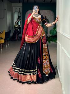 Conjunto de Lehenga Choli listo para usar, especial para Navratri, con bordado Kutchi de diseñador, detalles de encaje jacquard en el borde y tela de rayón. - Product Image 1