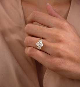 Anillo de Diamantes Cultivados en Laboratorio de Oro Amarillo de 9k de Lujo, Anillo de Compromiso con 3 Diamantes Cultivados en Laboratorio de Corte Ovalado, Anillo Clásico con Garras - Product Image 2