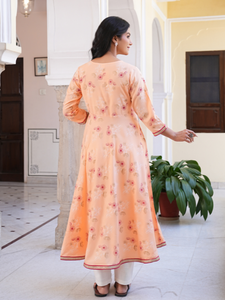 Kurta Anarkali de Rayón Color Durazno con Estampado Floral para Mujer, Cuello en V, Mangas Tres Cuartos, Diseñada para Uso Casual, Festivo y Étnico Global - Product Image 6