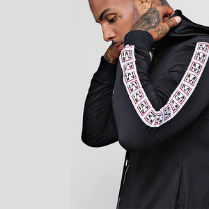 Ensemble de survêtement unisexe noir à capuche avec cordon de serrage, imprimé décontracté, respirant, en polyester écologique, coupe classique - Product Image 4