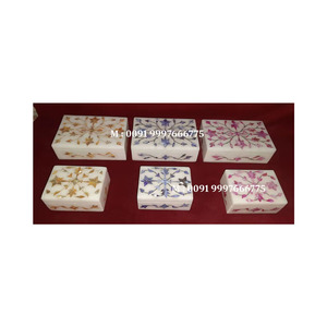 Boîte à bijoux rectangulaire en marbre blanc naturel avec incrustation de nacre, design floral fait à la main, utilisée comme cadeau pour des fins professionnelles - Product Image 3