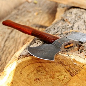 Hache à double tête en acier Damas forgé à la main, manche en bois de palissandre et fourreau en cuir, qualité industrielle, hache personnalisée OEM - Product Image 4