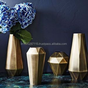 Vase à fleurs en métal sculpté d'inspiration naturelle conçu pour les artistes floraux de maisons vertes ou les thèmes de jardin zen - Product Image 5