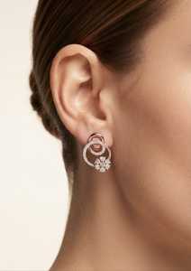 Boucles d'oreilles pendantes en or massif 9 carats avec diamants de laboratoire et motif floral pour fiançailles et mariage - Bijoux pour femmes plaqués rhodium - Product Image 3