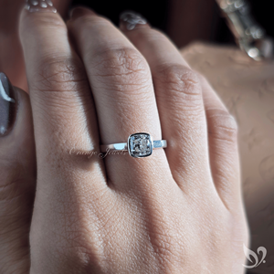 Anillo Solitario con Diamante Cultivado en Laboratorio con Corte Cojín en Oro Blanco de 10K, Certificación IGI, para Regalo de Compromiso, Boda o Aniversario - Product Image 2