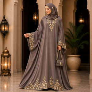 Broderie florale délicate en or sur le col, les manches et la basse de la robe. Hijab élégant assorti inclus avec une broche discrète. Modeste. - Product Image 1