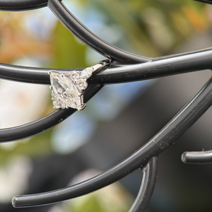 Bague de fiançailles pour femme en or blanc 14 carats plaqué rhodium, diamant taille marquise 1,50 carat certifié IGI, pierres latérales, design floral - Product Image 2