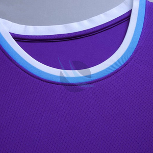 Uniforme de basket-ball personnalisé fabriqué avec un tissu en polyester respirant, doté d'une impression par sublimation pour les équipes professionnelles - Product Image 4