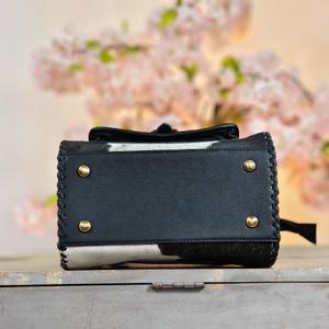 Bolso de mano de cuero vacuno de lujo con asas trenzadas y correa cruzada con cierre de cremallera - Product Image 5