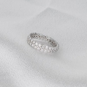 แหวนแต่งงานเพชรเพาะเลี้ยงแบบไมโครเพฟ ทองคำขาว 14K แหวนนิรันดร์ ดีไซน์เรียบหรู สามารถสวมซ้อนกันได้ แหวนทำมือสำหรับวันครบรอบ - Product Image 4